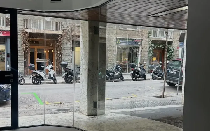 Local comercial en  Carrer De Descartes 11 - Foto 1