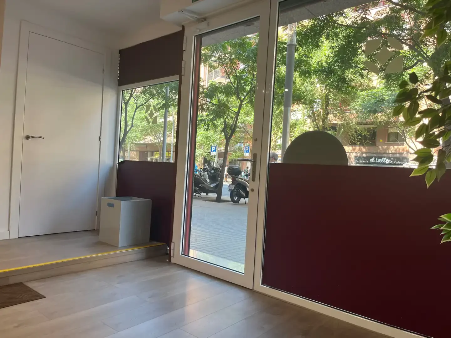 Local comercial en  Passeig de Torras i Bages 18 - Foto 3