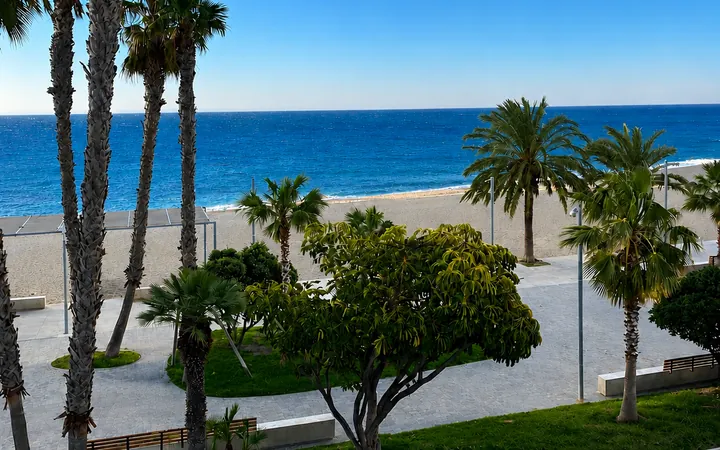 ¡UNA JOYA FRENTE AL MAR! - Foto 1