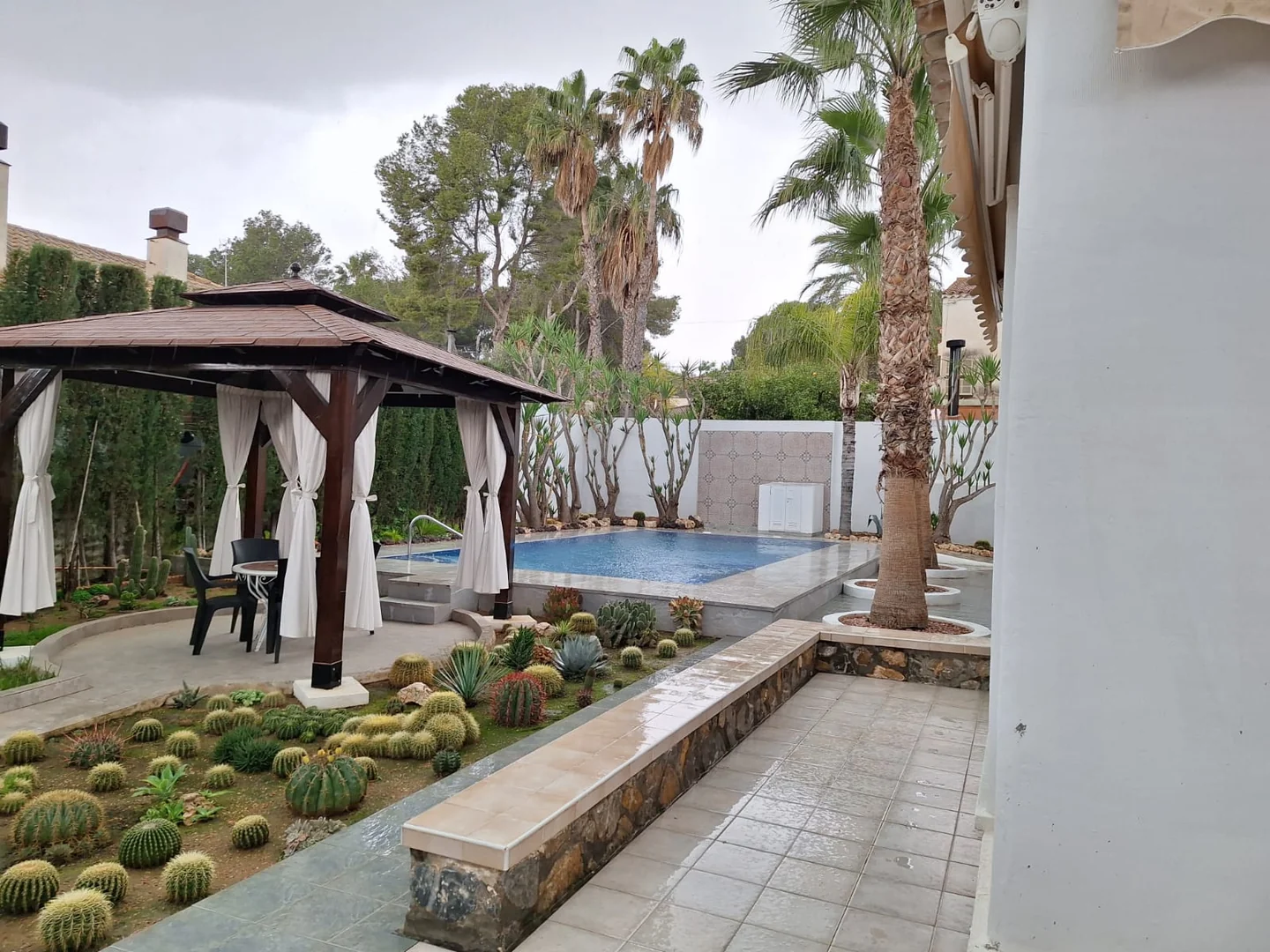 Chalet amplio con piscina, barbacoa, ping-pong y amplio jardín. - Foto 9