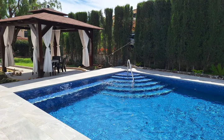 Chalet amplio con piscina, barbacoa, ping-pong y amplio jardín. - Foto 1