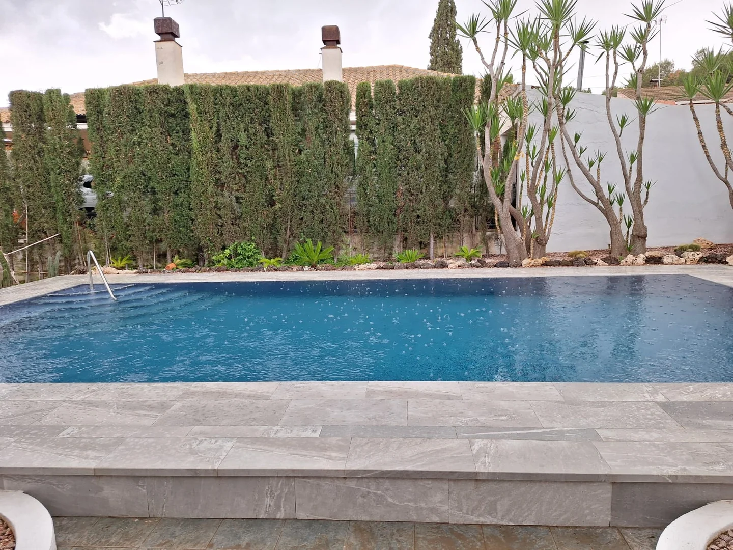 Chalet amplio con piscina, barbacoa, ping-pong y amplio jardín. - Foto 13