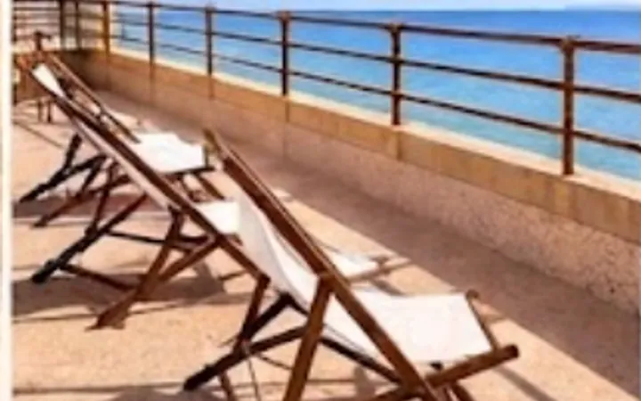 Alquiler temporal en primera línea de playa con parking incluido - Foto 1