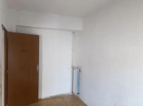 Piso con ascensor y balcón en La Torrassa: Luz, excelente ubicación y gran potencial - Foto 2