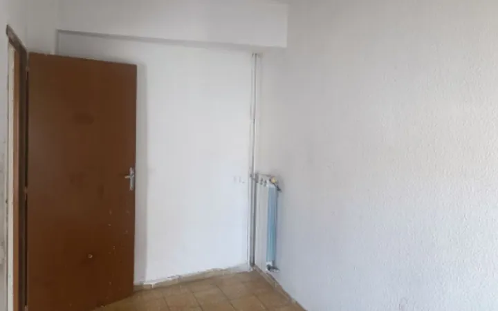 Piso con ascensor y balcón en La Torrassa: Luz, excelente ubicación y gran potencial - Foto 2