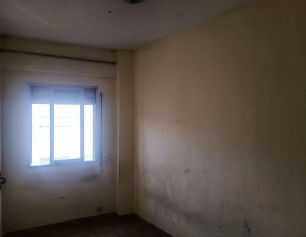 Piso con ascensor y balcón en La Torrassa: Luz, excelente ubicación y gran potencial - Foto 9