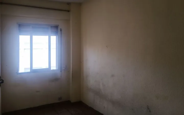 Piso con ascensor y balcón en La Torrassa: Luz, excelente ubicación y gran potencial - Foto 9