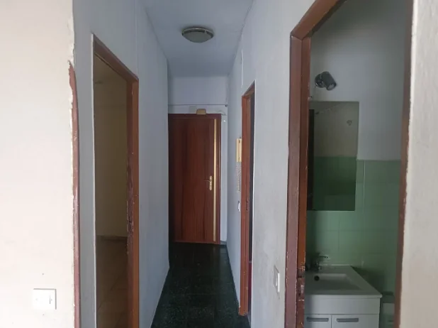 Piso con ascensor y balcón en La Torrassa: Luz, excelente ubicación y gran potencial - Foto 7