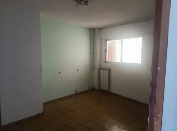 Piso con ascensor y balcón en La Torrassa: Luz, excelente ubicación y gran potencial - Foto 3