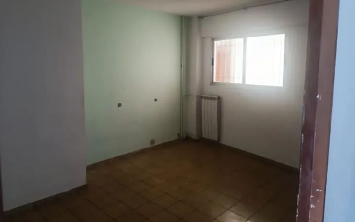 Piso con ascensor y balcón en La Torrassa: Luz, excelente ubicación y gran potencial - Foto 3