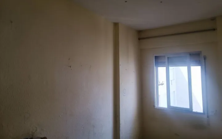 Piso con ascensor y balcón en La Torrassa: Luz, excelente ubicación y gran potencial - Foto 5