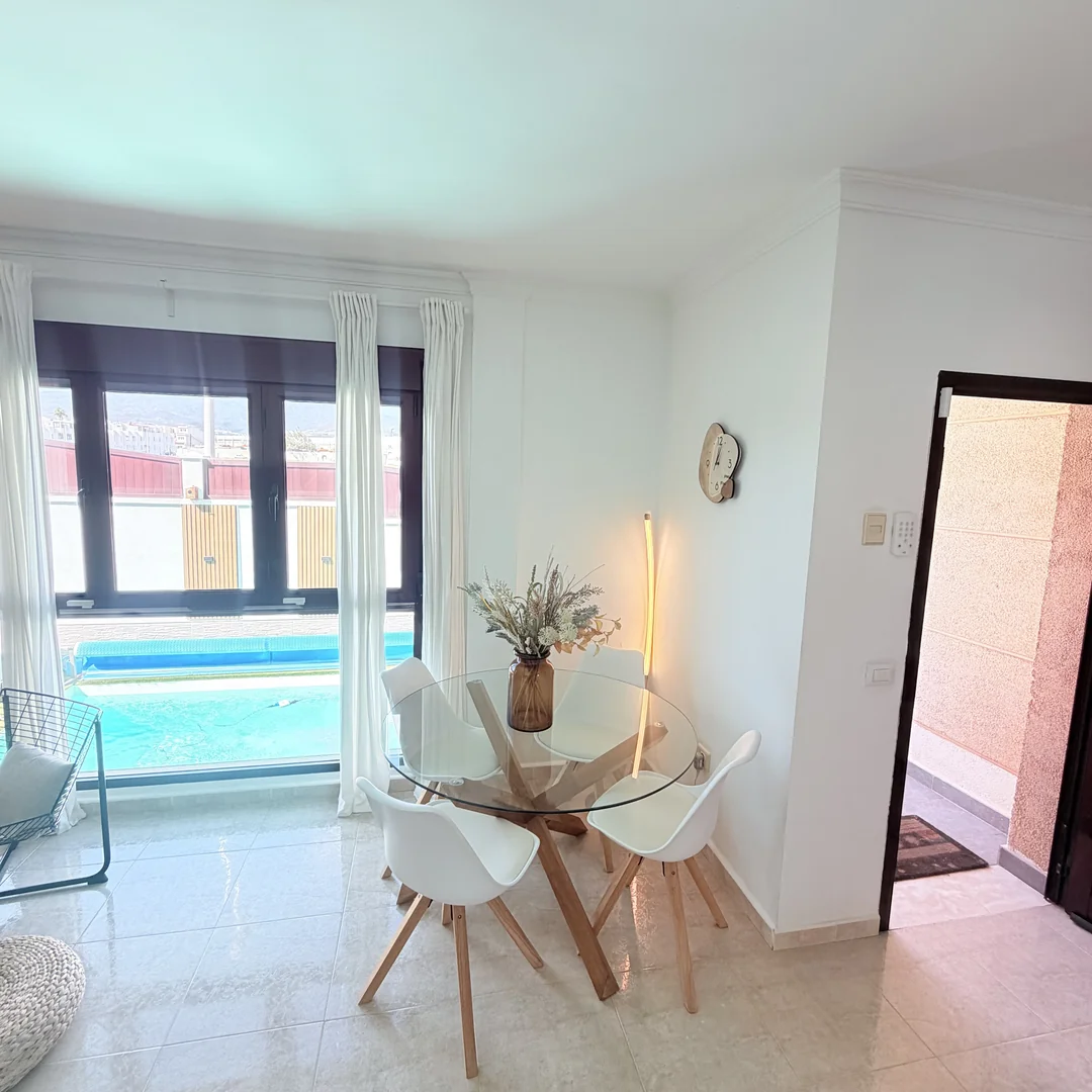 Dúplex adosado con piscina climatizada y garaje para 2 coches en La Garita, Telde - Foto 3