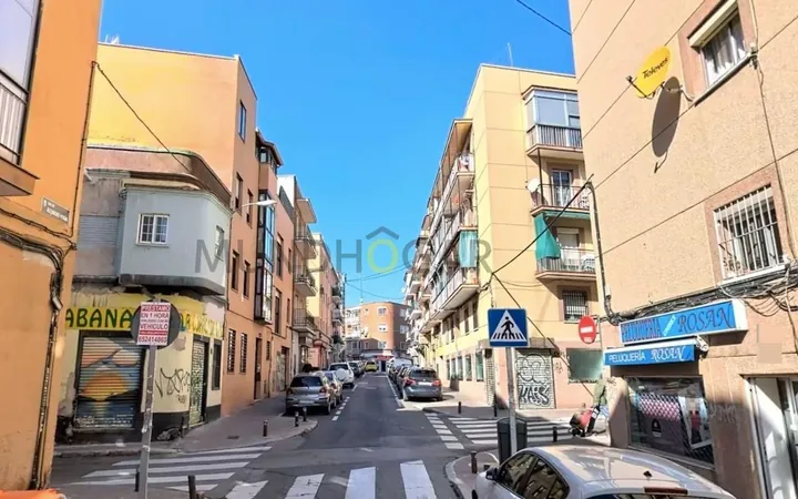 Piso en Calle de Alejandro Morán - Foto 1