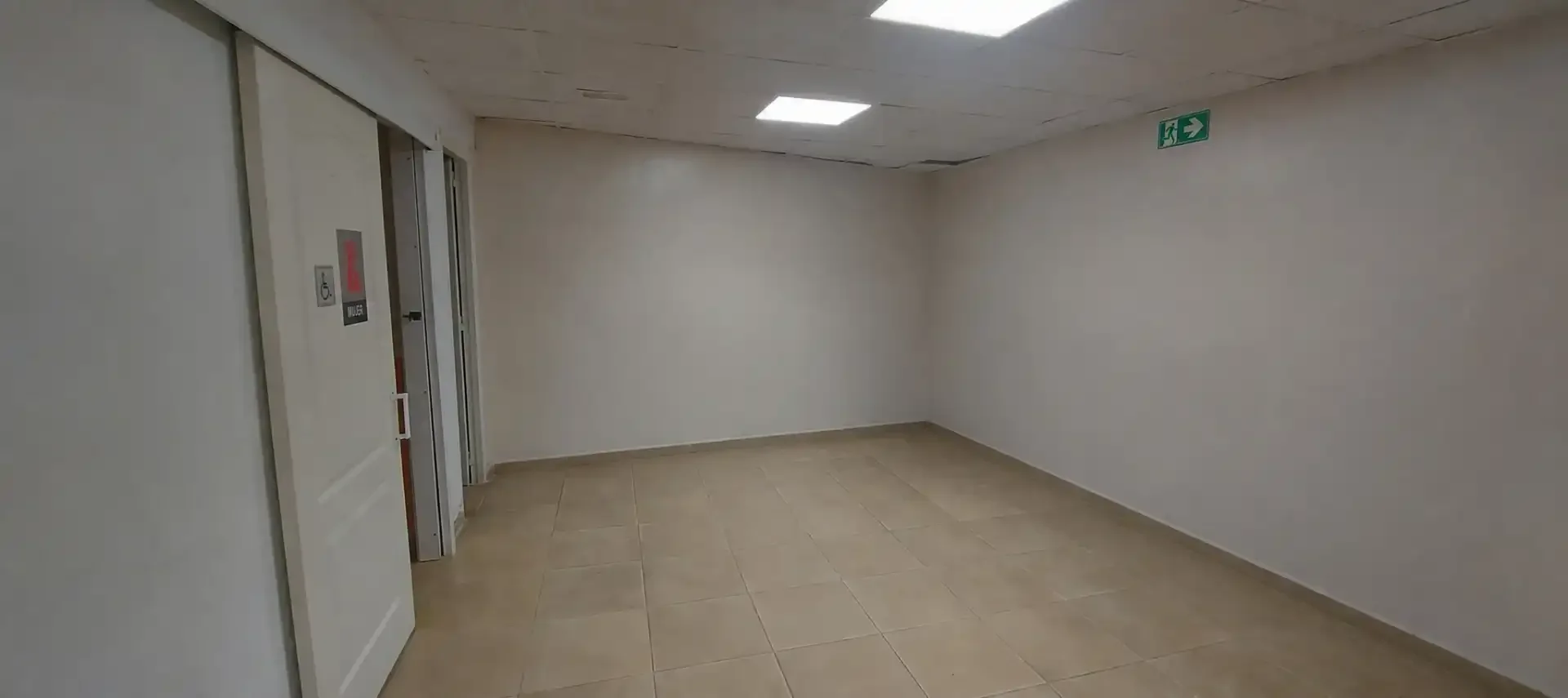 Local comercial en  Carrer de las Navas de Tolosa 303 - Foto 16