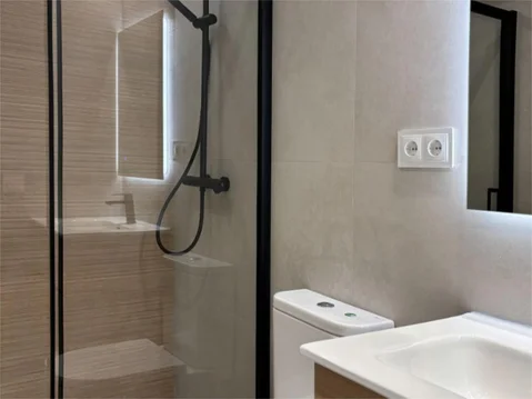 Piso en  Calle de San Leopoldo 10 - Foto 8