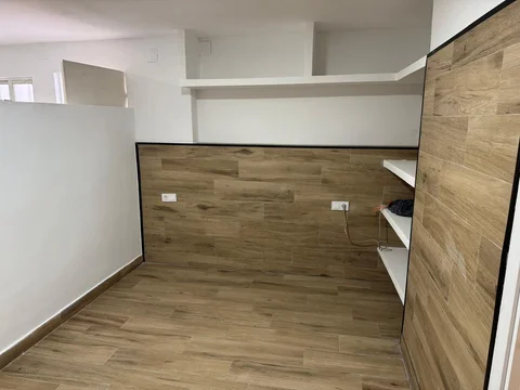 Estudio en plaza Roja de la Ciutat Meridiana, 1 - Foto 1