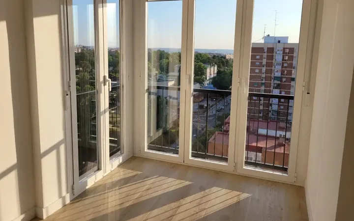 Piso en calle de Melchor Fernández Almagro 37 - Foto 1