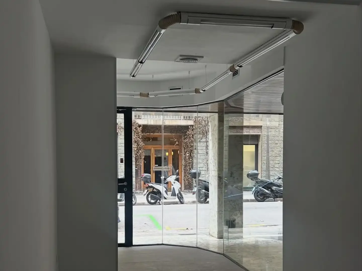 Local comercial en  Carrer De Descartes 11 - Foto 8