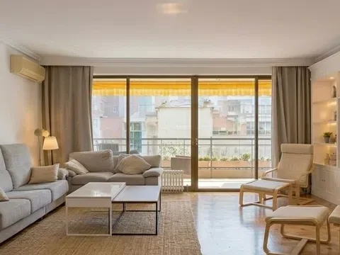 Piso en calle de Guzmán el Bueno, 102 - Foto 1