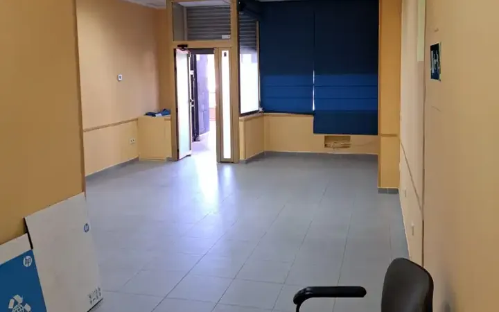Local comercial en  Calle de León Felipe - Foto 1