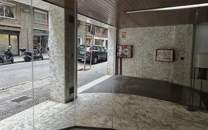 Local comercial en  Carrer De Descartes 11 - Foto 2