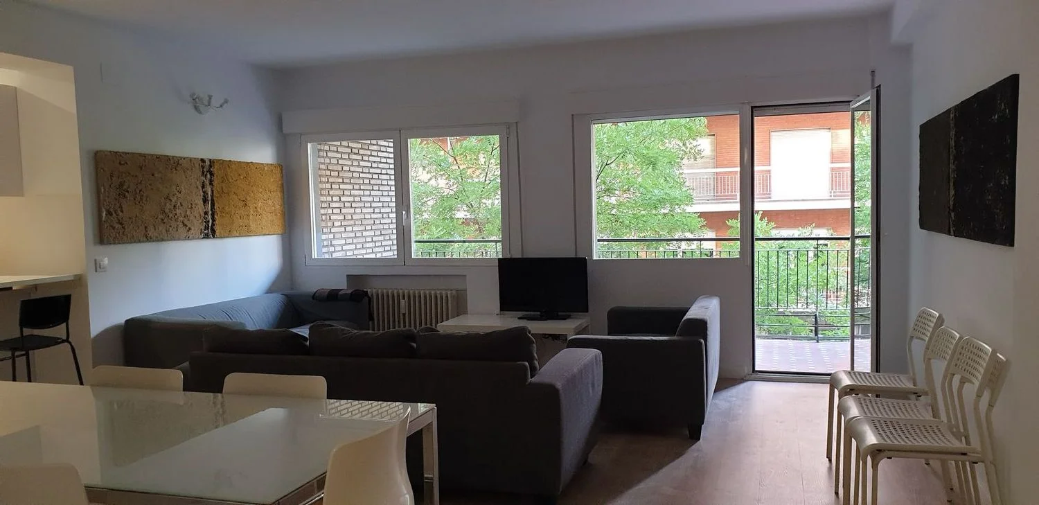 Piso en calle de Guzmán el Bueno, 104 - Foto 2