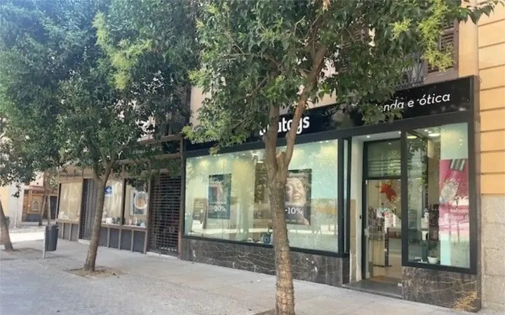 Local comercial en  Calle del Marqués Viudo de Pontejos 1 - Foto 2