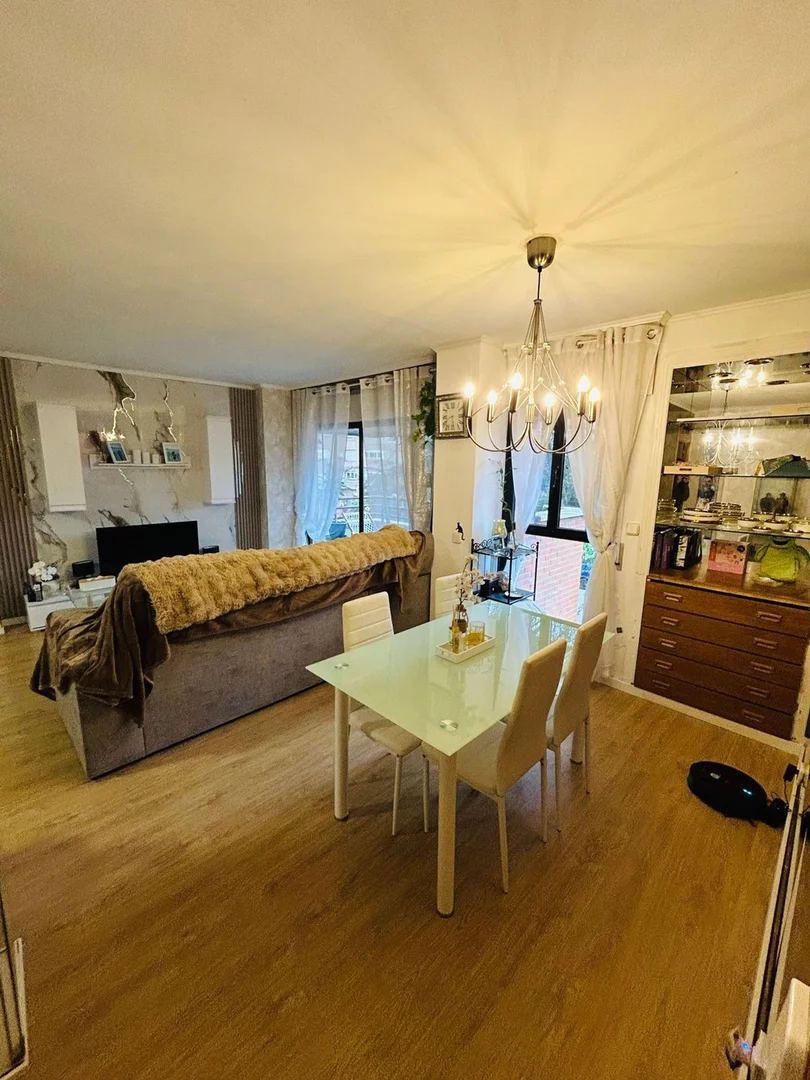 Piso en calle de Melchor Fernández Almagro, 21 - Foto 1