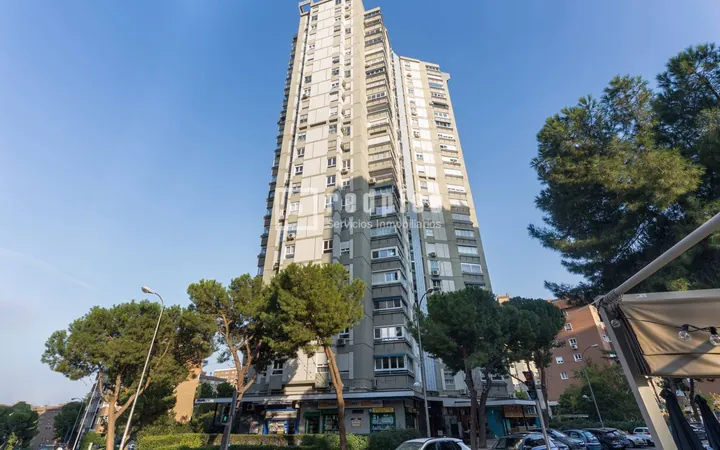 Piso en Calle de Caleruega - Foto 1