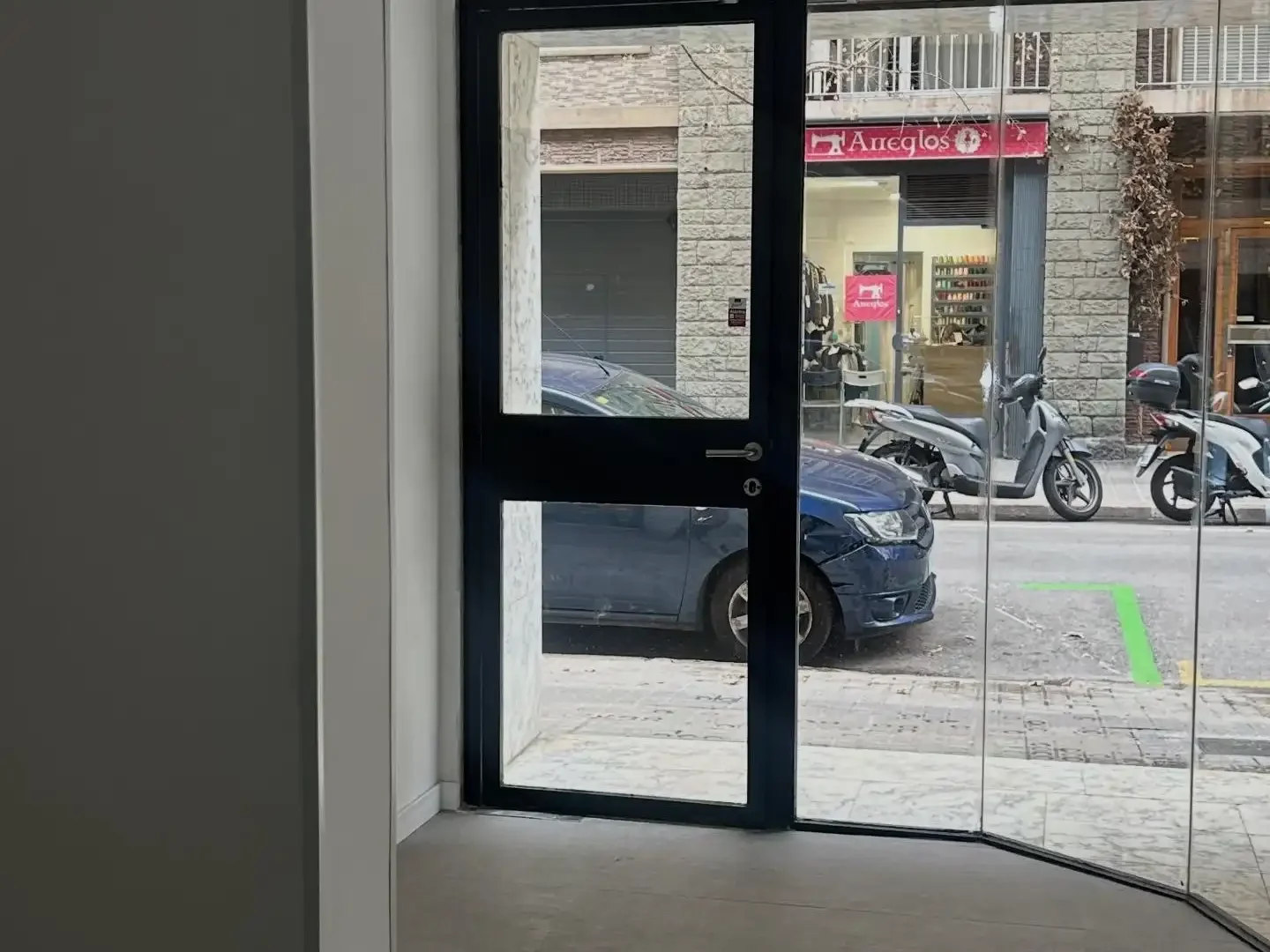 Local comercial en  Carrer De Descartes 11 - Foto 3