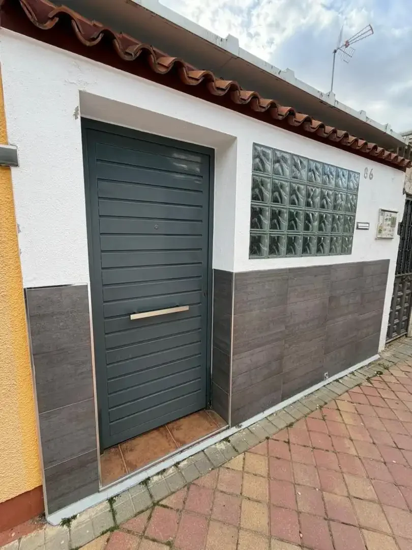 Casa adosada en  Calle de Santa Rafaela María del Sagrado Corazón 86 - Foto 1