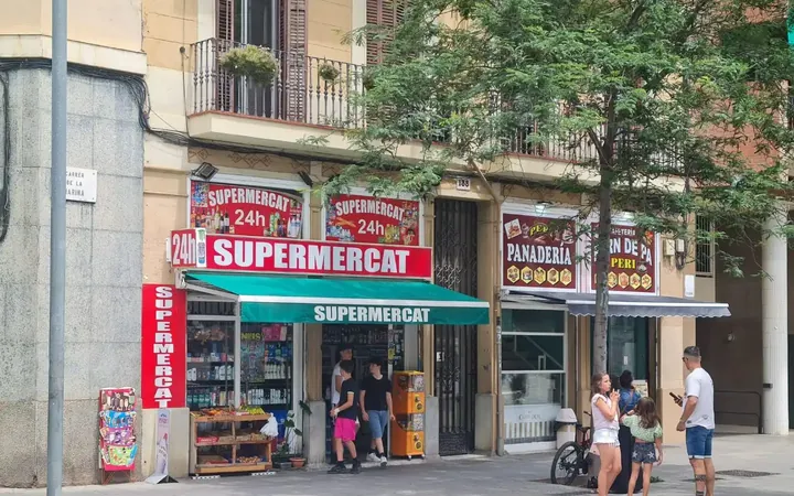 Local comercial en  Carrer de la Marina 138 - Foto 2
