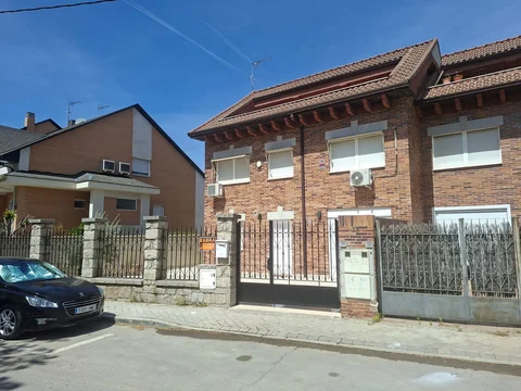 Chalet pareado en calle de Cuevas del Valle, 32 Bis - Foto 1