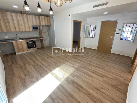 Chalet adosado en Calle de Luis Claudio - Foto 6