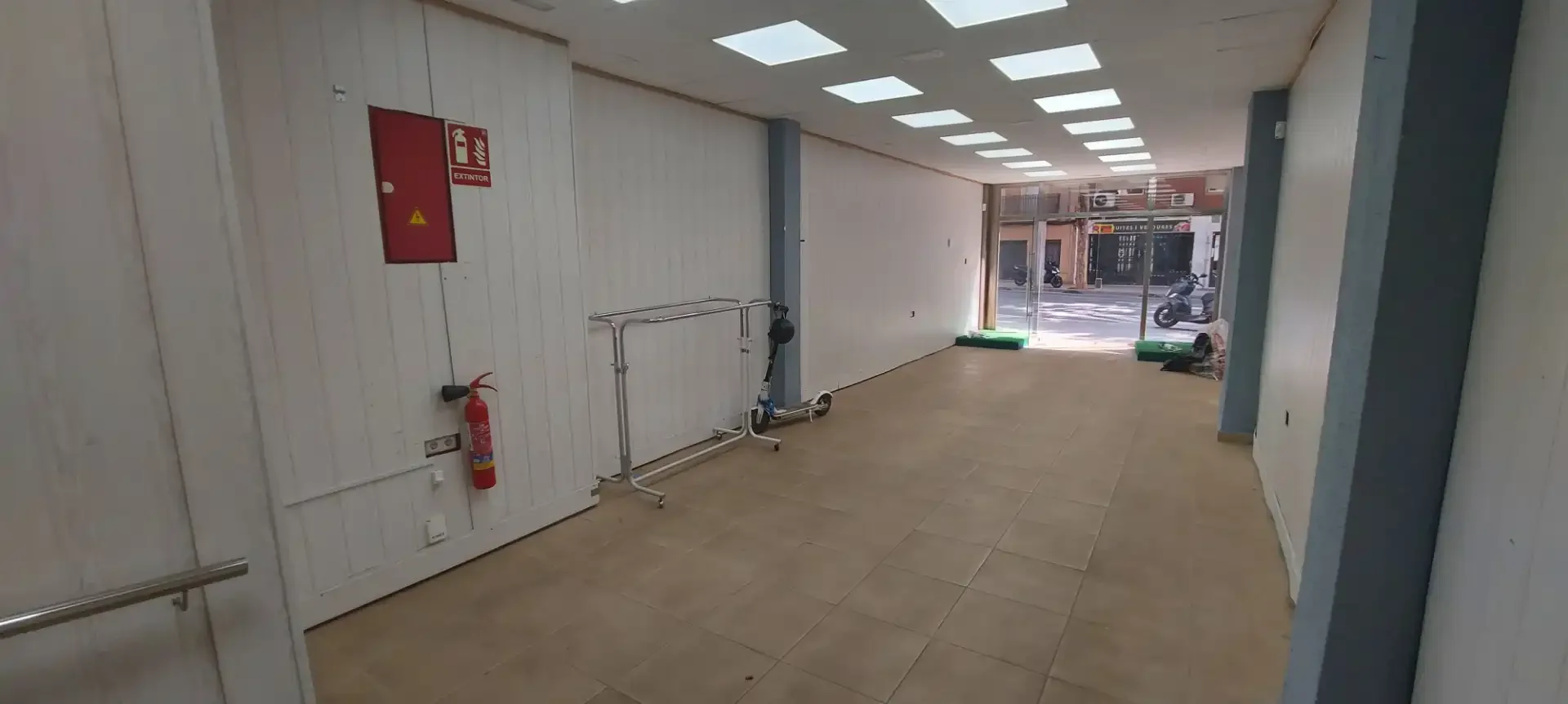 Local comercial en  Carrer de las Navas de Tolosa 303 - Foto 9