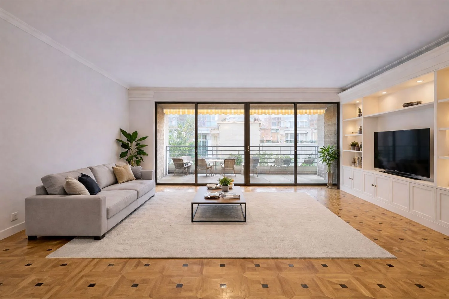 Piso en calle de Guzmán el Bueno, 120