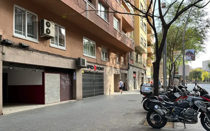 Local comercial en  Passeig de Torras i Bages 18 - Foto 2