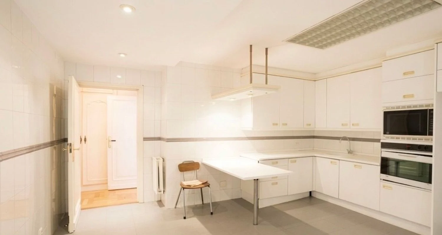 Piso en calle de Guzmán el Bueno, 102 - Foto 2