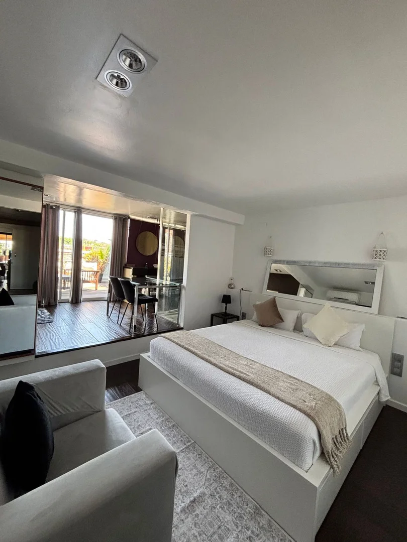 Estudio en paseo de la Zona Franca, 222