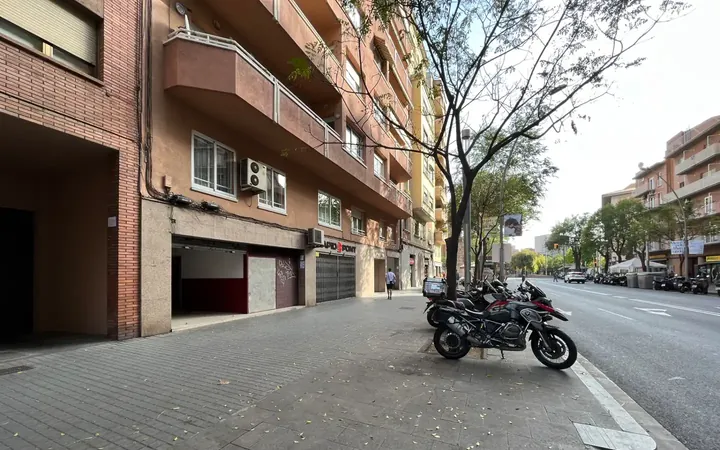 Local comercial en  Passeig de Torras i Bages 18 - Foto 1