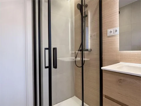 Piso en  Calle de San Leopoldo 10 - Foto 6