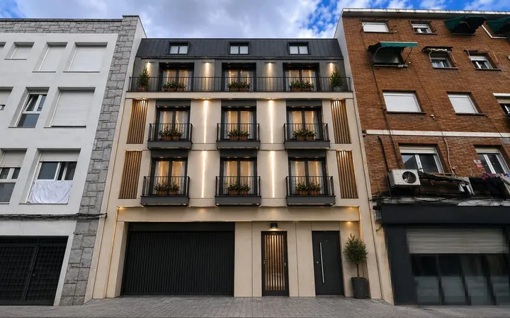 Edificio de uso mixto en Calle de la Pilarica, Moscardó - Foto 1