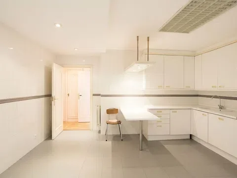 Piso en calle de Guzmán el Bueno, 102 - Foto 2