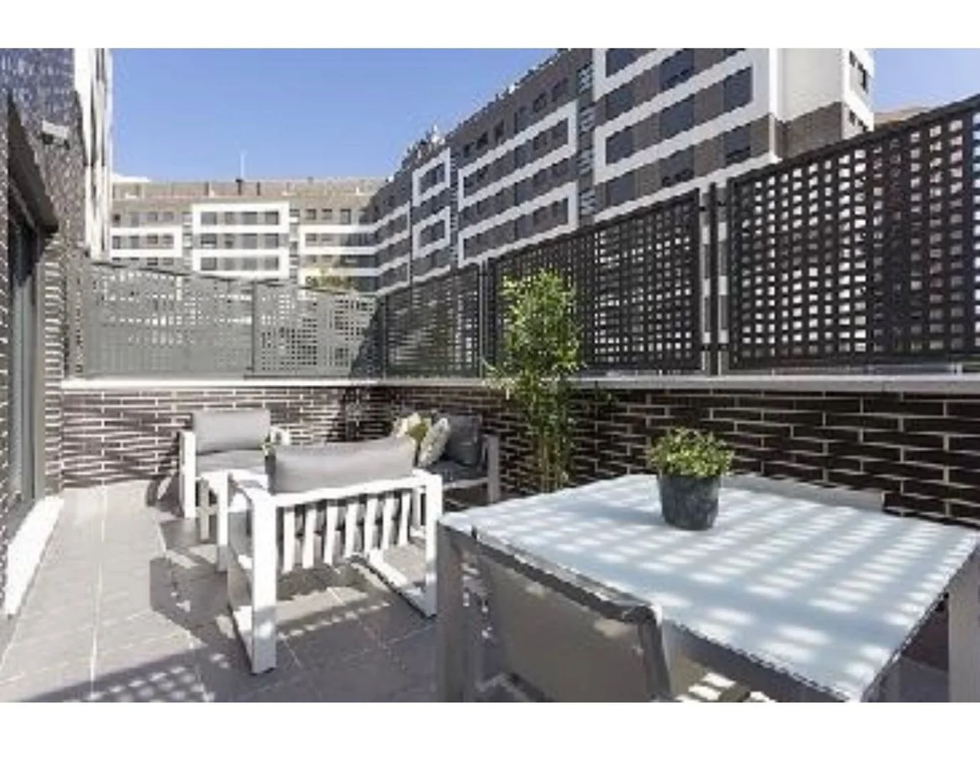 Piso en calle de Carlos y Guillermo Fernández Shaw, 1