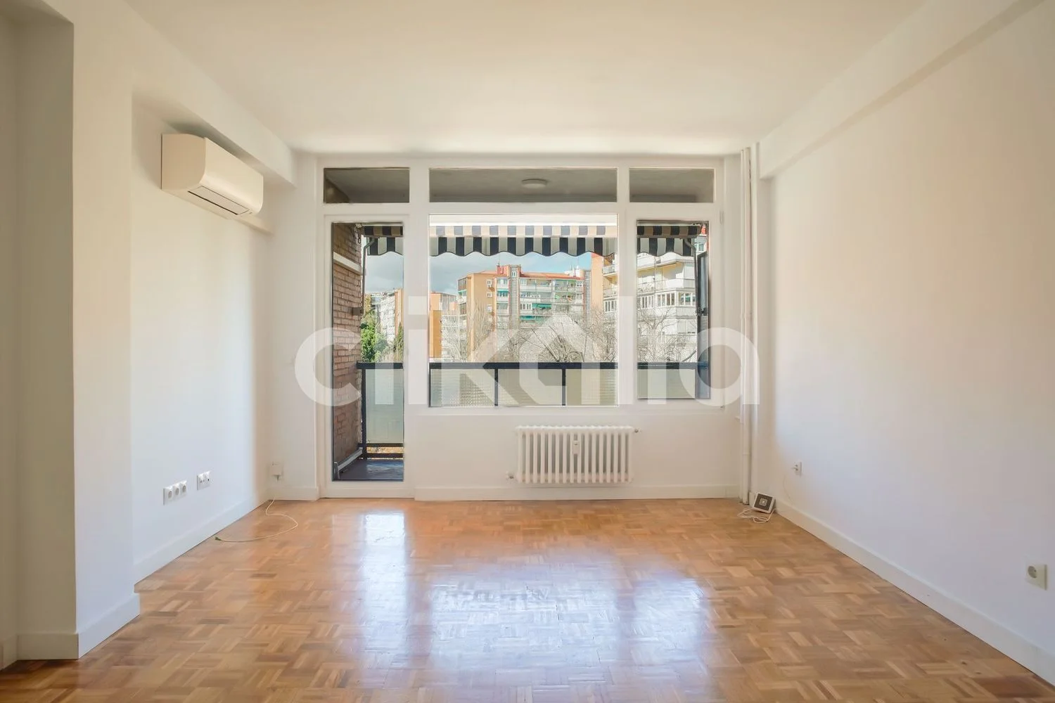 Piso en calle de Víctor de la Serna - Foto 2