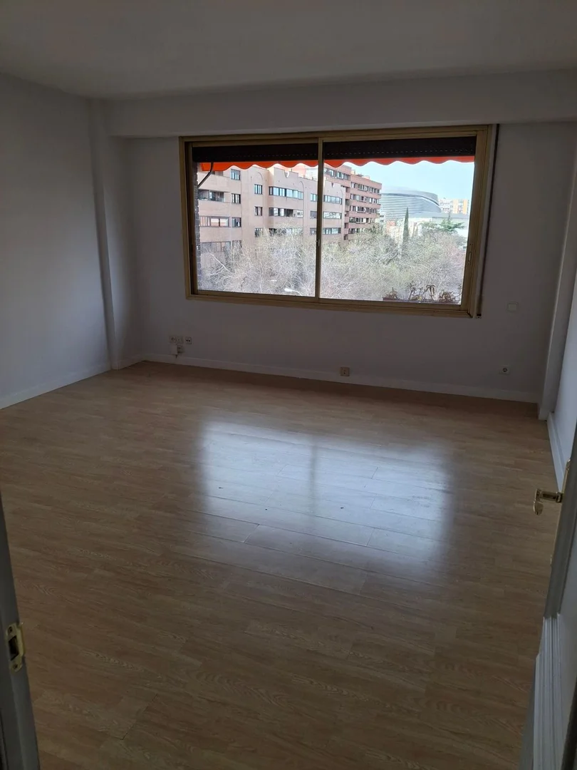 Estudio en calle de la Infanta María Teresa, 7 - Foto 1