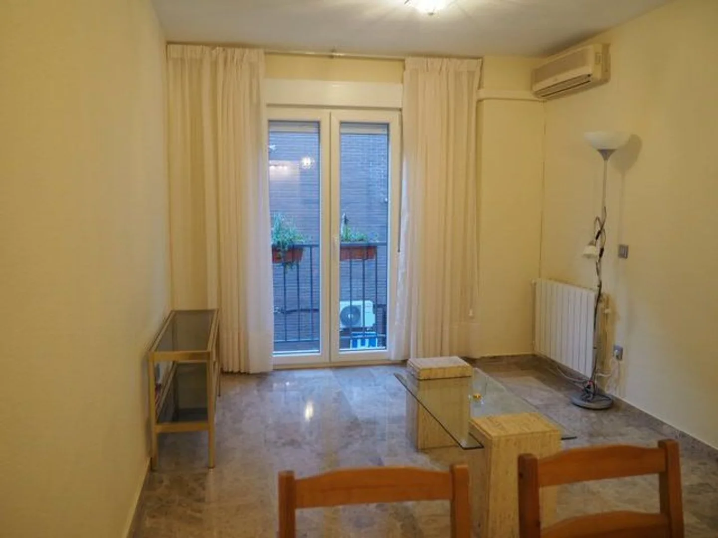 Piso en Barrio Valdeacederas - Foto 2