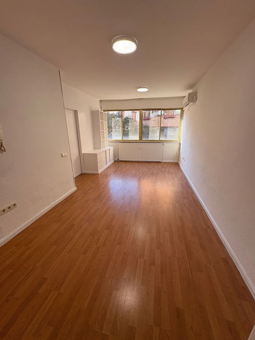 Piso en calle de la Infanta Mercedes, 105 - Foto 2