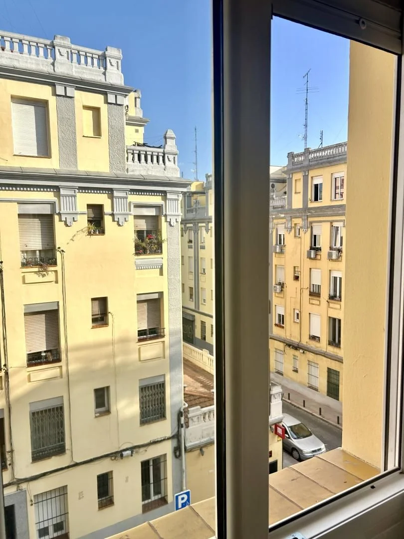 Piso en  Calle de Alejandro Saint Aubin 11 - Foto 1