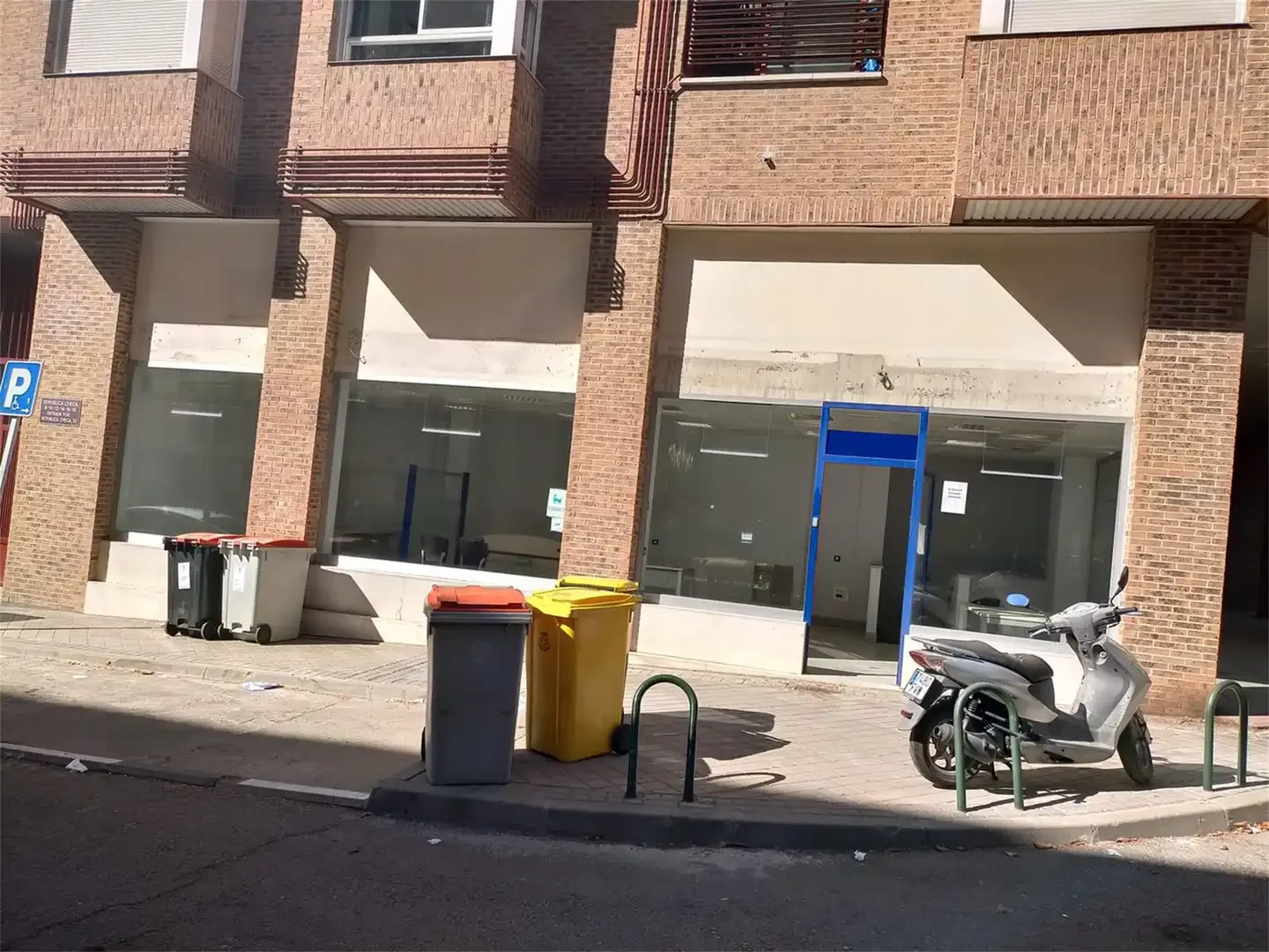 Local comercial en  Calle República Checa 14 - Foto 2